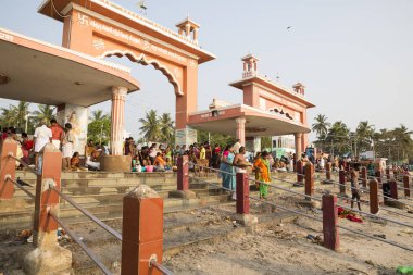 Rameshwaram, Tamil Nadu, Hindistan - Mart 2018 yaklaşık. Kapıda, kimliği belirsiz Hindu hacıları tapınağın girmeden önce Arap Denizi banyoya gitmek hazır insanlar. Tüm ailelerin büyük zaman