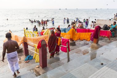 Rameshwaram, Tamil Nadu, Hindistan - Mart 2018 yaklaşık. Kapıda, kimliği belirsiz Hindu hacıları tapınağın girmeden önce Arap Denizi banyoya gitmek hazır insanlar. Tüm ailelerin büyük zaman