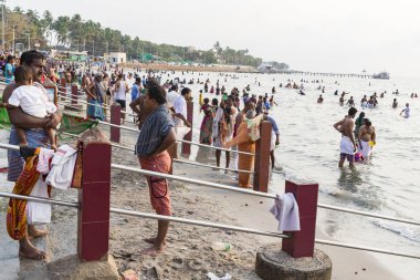 Rameshwaram, Tamil Nadu, Hindistan - Mart 2018 yaklaşık. Kapıda, kimliği belirsiz Hindu hacıları tapınağın girmeden önce Arap Denizi banyoya gitmek hazır insanlar. Tüm ailelerin büyük zaman