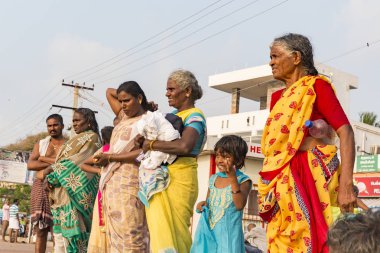 Rameshwaram, Tamil Nadu, Hindistan - Mart 2018 yaklaşık. Kapıda, kimliği belirsiz Hindu hacıları tapınağın girmeden önce Arap Denizi banyoya gitmek hazır insanlar. Tüm ailelerin büyük zaman