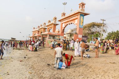 Rameshwaram, Tamil Nadu, Hindistan - Mart 2018 yaklaşık. Kapıda, kimliği belirsiz Hindu hacıları tapınağın girmeden önce Arap Denizi banyoya gitmek hazır insanlar. Tüm ailelerin büyük zaman
