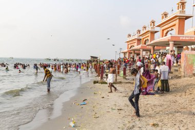 Rameshwaram, Tamil Nadu, Hindistan - Mart 2018 yaklaşık. Kapıda, kimliği belirsiz Hindu hacıları tapınağın girmeden önce Arap Denizi banyoya gitmek hazır insanlar. Tüm ailelerin büyük zaman