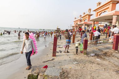 Rameshwaram, Tamil Nadu, Hindistan - Mart 2018 yaklaşık. Kapıda, kimliği belirsiz Hindu hacıları tapınağın girmeden önce Arap Denizi banyoya gitmek hazır insanlar. Tüm ailelerin büyük zaman