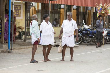 Rameshwaram, Tamil Nadu, Hindistan - Mart 2018 yaklaşık. Ana cadde, kimliği belirsiz Hindu hacılar insanlarda, kapıdaki banyo sonra yürüyerek tapınağa gitmek için hazır. Tüm aileler için büyük zaman