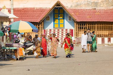 Rameshwaram, Tamil Nadu, Hindistan - Mart 2018 yaklaşık. Ana cadde, kimliği belirsiz Hindu hacılar insanlarda, kapıdaki banyo sonra yürüyerek tapınağa gitmek için hazır. Tüm aileler için büyük zaman