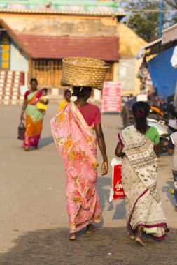 Rameshwaram, Tamil Nadu, Hindistan - Mart 2018 yaklaşık. Ana cadde, kimliği belirsiz Hindu hacılar insanlarda, kapıdaki banyo sonra yürüyerek tapınağa gitmek için hazır. Tüm aileler için büyük zaman