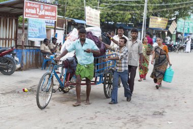 Rameshwaram, Tamil Nadu, Hindistan - Mart 2018 yaklaşık. Ana cadde, kimliği belirsiz Hindu hacılar insanlarda, kapıdaki banyo sonra yürüyerek tapınağa gitmek için hazır. Tüm aileler için büyük zaman