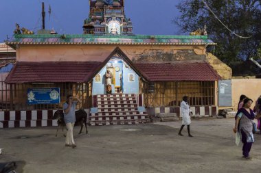 Rameshwaram, Tamil Nadu, Hindistan - Mart 2018 yaklaşık. Ana cadde, kimliği belirsiz Hindu hacılar insanlarda, kapıdaki banyo sonra yürüyerek tapınağa gitmek için hazır. Tüm aileler için büyük zaman