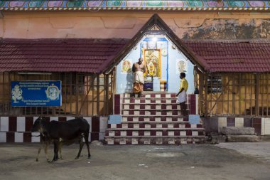 Rameshwaram, Tamil Nadu, Hindistan - Mart 2018 yaklaşık. Ana cadde, kimliği belirsiz Hindu hacılar insanlarda, kapıdaki banyo sonra yürüyerek tapınağa gitmek için hazır. Tüm aileler için büyük zaman