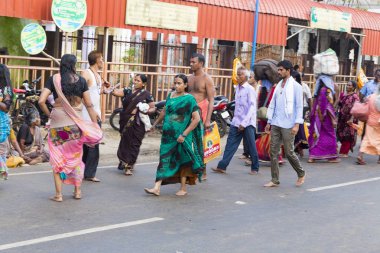 Rameshwaram, Tamil Nadu, Hindistan - Mart 2018 yaklaşık. Ana cadde, kimliği belirsiz Hindu hacılar insanlarda, kapıdaki banyo sonra yürüyerek tapınağa gitmek için hazır. Tüm aileler için büyük zaman