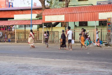 Rameshwaram, Tamil Nadu, Hindistan - Mart 2018 yaklaşık. Ana cadde, kimliği belirsiz Hindu hacılar insanlarda, kapıdaki banyo sonra yürüyerek tapınağa gitmek için hazır. Tüm aileler için büyük zaman