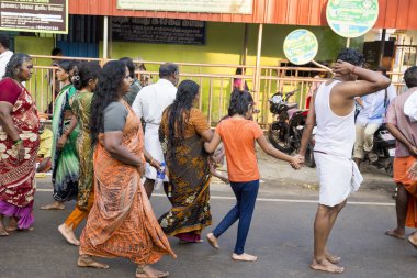 Rameshwaram, Tamil Nadu, Hindistan - Mart 2018 yaklaşık. Ana cadde, kimliği belirsiz Hindu hacılar insanlarda, kapıdaki banyo sonra yürüyerek tapınağa gitmek için hazır. Tüm aileler için büyük zaman