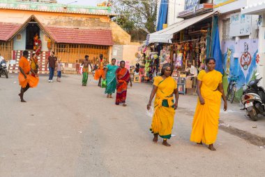 Rameshwaram, Tamil Nadu, Hindistan - Mart 2018 yaklaşık. Ana cadde, kimliği belirsiz Hindu hacılar insanlarda, kapıdaki banyo sonra yürüyerek tapınağa gitmek için hazır. Tüm aileler için büyük zaman