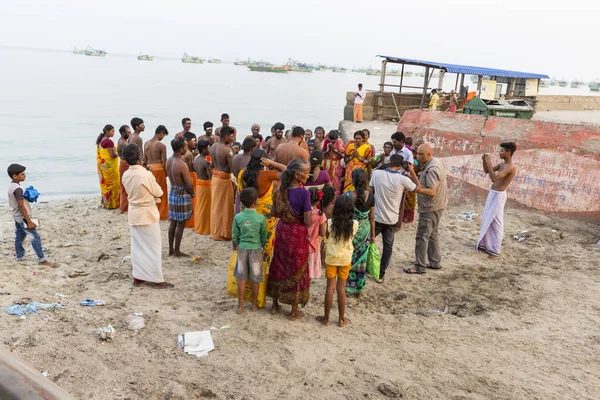 Rameshwaram, Tamil Nadu, Hindistan - Mart 2018 yaklaşık. Kapıda, kimliği belirsiz Hindu hacıları tapınağın girmeden önce Arap Denizi banyoya gitmek hazır insanlar. Tüm ailelerin büyük zaman