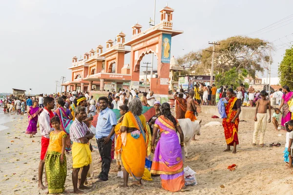 Rameshwaram, Tamil Nadu, Hindistan - Mart 2018 yaklaşık. Kapıda, kimliği belirsiz Hindu hacıları tapınağın girmeden önce Arap Denizi banyoya gitmek hazır insanlar. Tüm ailelerin büyük zaman