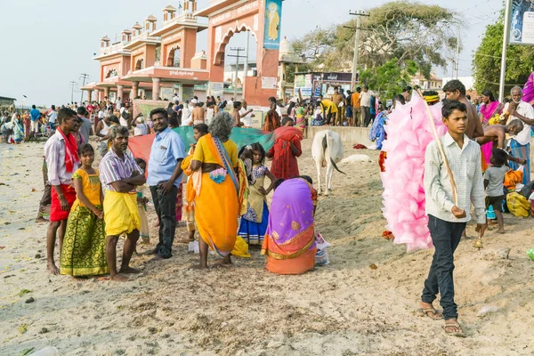 Rameshwaram, Tamil Nadu, Hindistan - Mart 2018 yaklaşık. Kapıda, kimliği belirsiz Hindu hacıları tapınağın girmeden önce Arap Denizi banyoya gitmek hazır insanlar. Tüm ailelerin büyük zaman
