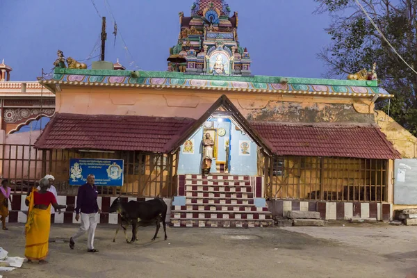 ラメスワラム タミル ナードゥ州 インド 2018 年頃の メイン通り 正体不明ヒンドゥー教巡礼者の人々 に歩いて ゲートでお風呂の後で寺院に行く準備ができて — ストック写真