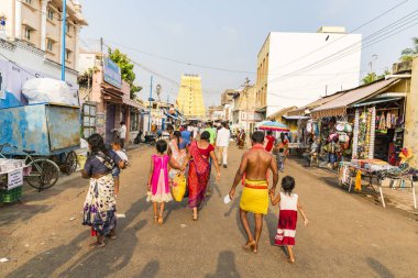 Rameshwaram, Tamil Nadu, Hindistan - Mart 2018 yaklaşık. Ana cadde, kimliği belirsiz Hindu hacılar insanlarda, kapıdaki banyo sonra yürüyerek tapınağa gitmek için hazır. Tüm aileler için büyük zaman
