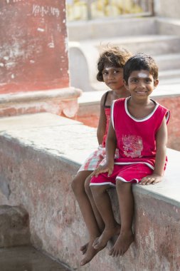 Yaklaşık, Pondichery, Puducherry, Tamil Nadu, Hindistan - 2018 Mart. Kimliği belirsiz gülen yüz portre bir genç çocuk veya genç kız Hindistan'ın kırsal kesiminde