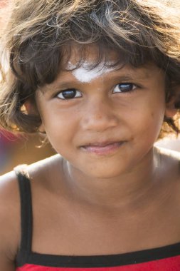 Yaklaşık, Pondichery, Puducherry, Tamil Nadu, Hindistan - 2018 Mart. Kimliği belirsiz gülen yüz portre bir genç çocuk veya genç kız Hindistan'ın kırsal kesiminde