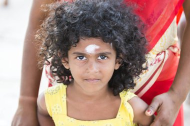 Yaklaşık, Pondichery, Puducherry, Tamil Nadu, Hindistan - 2018 Mart. Bir genç çocuk veya genç kız Hindistan'ın kırsal kesiminde tanımlanamayan üzgün yüz portresi