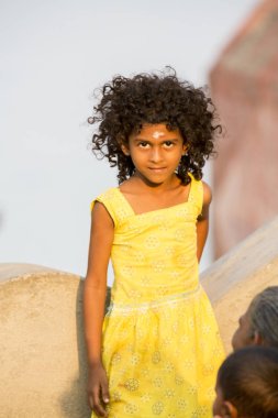 Yaklaşık, Pondichery, Puducherry, Tamil Nadu, Hindistan - 2018 Mart. Bir genç çocuk veya genç kız Hindistan'ın kırsal kesiminde tanımlanamayan üzgün yüz portresi