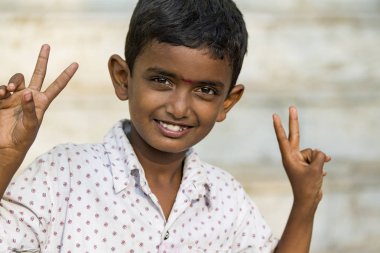 Yaklaşık, Pondichery, Puducherry, Tamil Nadu, Hindistan - 2018 Mart. Kimliği belirsiz gülen yüz portre bir genç çocuk veya genç çocuktan Hindistan'ın kırsal kesiminde