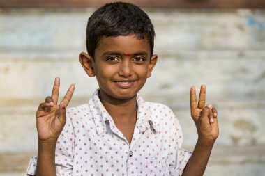 Yaklaşık, Pondichery, Puducherry, Tamil Nadu, Hindistan - 2018 Mart. Kimliği belirsiz gülen yüz portre bir genç çocuk veya genç çocuktan Hindistan'ın kırsal kesiminde