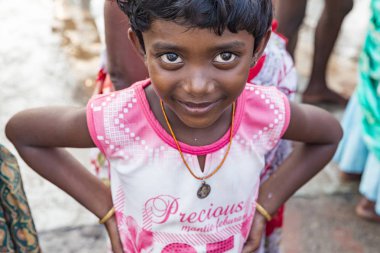 Yaklaşık, Pondichery, Puducherry, Tamil Nadu, Hindistan - 2018 Mart. Kimliği belirsiz gülen yüz portre bir genç çocuk veya genç kız Hindistan'ın kırsal kesiminde