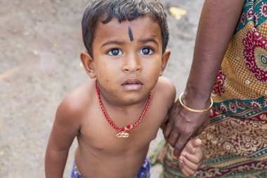 Yaklaşık, Pondichery, Puducherry, Tamil Nadu, Hindistan - 2018 Mart. Bir genç çocuk veya genç çocuk bebek Hindistan'ın kırsal kesiminde gelen kimliği belirsiz üzgün yüz portresi