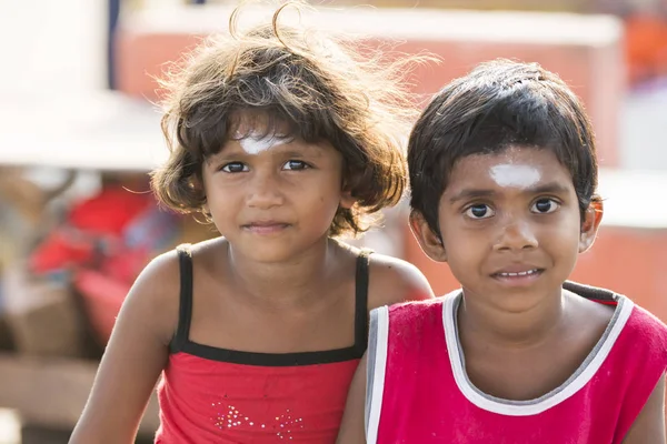 Yaklaşık, Pondichery, Puducherry, Tamil Nadu, Hindistan - 2018 Mart. Kimliği belirsiz gülen yüz portre bir genç çocuk veya genç kız Hindistan'ın kırsal kesiminde