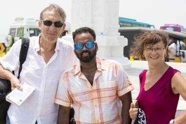 Yaklaşık, Pondichery, Puducherry, Tamil Nadu, Hindistan - 2018 Mart. Çok ırklı adam ve üst düzey çift portre açık havada - dostluk hikayesi mutlu çok ırklı iki başında yürüyor