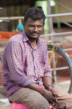 Yaklaşık, rameshwaram, Tamil Nadu, Hindistan - 2018 Mart. Kameraya gülümseyen kimliği belirsiz bir adam portresi .