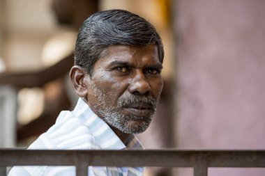 Yaklaşık, rameshwaram, Tamil Nadu, Hindistan - 2018 Mart. Kimliği belirsiz bir ciddi adam kameraya bakan portresi.