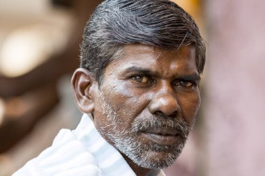 Yaklaşık, rameshwaram, Tamil Nadu, Hindistan - 2018 Mart. Kimliği belirsiz bir ciddi adam kameraya bakan portresi.