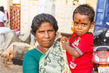 Yaklaşık, rameshwaram, Tamil Nadu, Hindistan - 2018 Mart. Gülümseyen Hintli çocuk annesinin kollarında. Amritsar, Pencap, Hindistan, Asya.