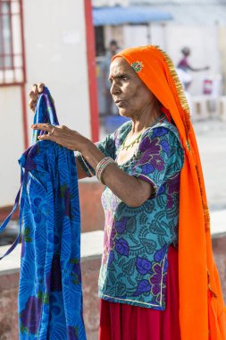 Yaklaşık, rameshwaram, Tamil Nadu, Hindistan - 2018 Mart. Geleneksel turuncu ve mavi Hint elbise elbise giyen bir kimliği belirsiz Asyalı güzel kadın kıdemli portresi.