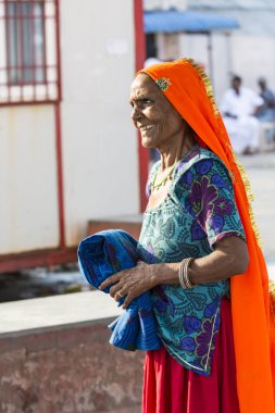 Yaklaşık, rameshwaram, Tamil Nadu, Hindistan - 2018 Mart. Geleneksel turuncu ve mavi Hint elbise elbise giyen bir kimliği belirsiz Asyalı güzel kadın kıdemli portresi.