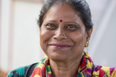 Yaklaşık, rameshwaram, Tamil Nadu, Hindistan - 2018 Mart. Geleneksel Hint elbise elbise giyen gülümseyen bir kimliği belirsiz Asyalı güzel kadın kıdemli portresi.