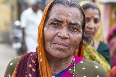 Yaklaşık, rameshwaram, Tamil Nadu, Hindistan - 2018 Mart. Portre bir kimliği belirsiz Asyalı güzel kadın kıdemli ciddi üzgün giyen geleneksel Hint kıyafet sari.