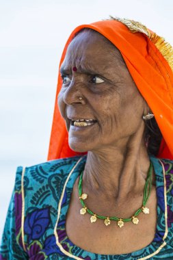 Yaklaşık, rameshwaram, Tamil Nadu, Hindistan - 2018 Mart. Geleneksel turuncu ve mavi Hint elbise elbise giyen bir kimliği belirsiz Asyalı güzel kadın kıdemli portresi.
