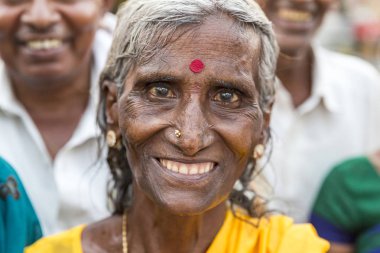 Yaklaşık, rameshwaram, Tamil Nadu, Hindistan - 2018 Mart. Geleneksel Hint elbise elbise giyen gülümseyen bir kimliği belirsiz Asyalı güzel kadın kıdemli portresi.