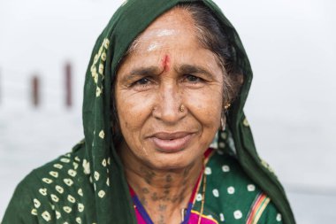 Yaklaşık, rameshwaram, Tamil Nadu, Hindistan - 2018 Mart. Portre bir kimliği belirsiz Asyalı güzel kadın kıdemli ciddi üzgün giyen geleneksel Hint kıyafet sari.