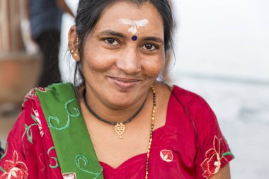 Yaklaşık, rameshwaram, Tamil Nadu, Hindistan - 2018 Mart. Geleneksel Hint elbise elbise giyen gülümseyen bir kimliği belirsiz Asyalı güzel kadın kıdemli portresi.