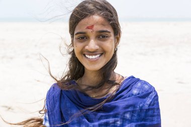 Yaklaşık, rameshwaram, Tamil Nadu, Hindistan - 2018 Mart. Geleneksel Hint elbise elbise giyen gülümseyen bir kimliği belirsiz Asyalı Genç güzel kadın portresi.