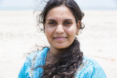 Yaklaşık, rameshwaram, Tamil Nadu, Hindistan - 2018 Mart. Geleneksel Hint elbise elbise giyen gülümseyen bir kimliği belirsiz Asyalı güzel kadın kıdemli portresi.