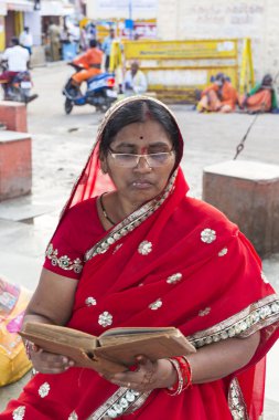 Yaklaşık, rameshwaram, Tamil Nadu, Hindistan - 2018 Mart. Portre bir kimliği belirsiz Asyalı güzel kadın kıdemli ciddi üzgün giyen geleneksel Hint kıyafet sari.