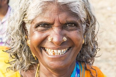 Yaklaşık, rameshwaram, Tamil Nadu, Hindistan - 2018 Mart. Geleneksel Hint elbise elbise giyen gülümseyen bir kimliği belirsiz Asyalı güzel kadın kıdemli portresi.