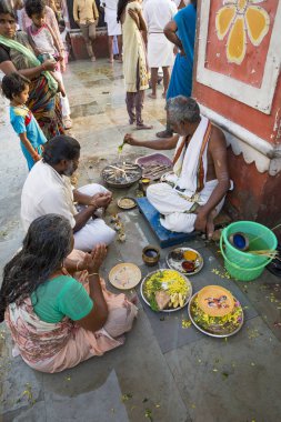 Yaklaşık, rameshwaram, Tamil Nadu, Hindistan - 2018 Mart. Kimliği belirsiz Hint hacı ritüeller Puja, aileleri, Tapınak'a gitmeden önce gerçekleştirme.