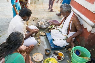 Yaklaşık, rameshwaram, Tamil Nadu, Hindistan - 2018 Mart. Kimliği belirsiz Hint hacı ritüeller Puja, aileleri, Tapınak'a gitmeden önce gerçekleştirme.